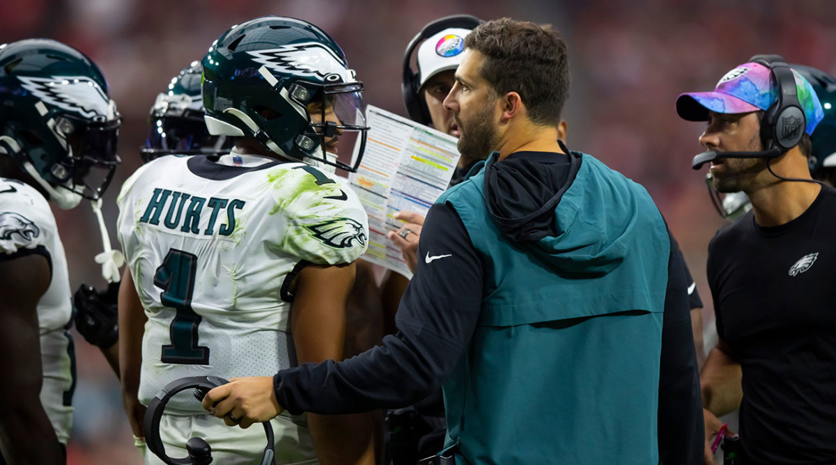 Nick Sirianni talks to Jalen Hurts on the sideline during a game.